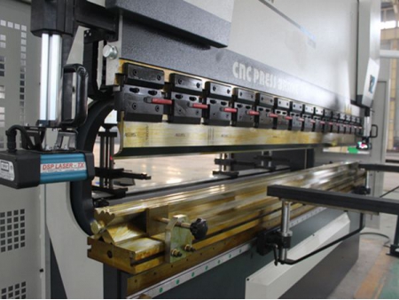 Prensa plegadora de 4 ejes CNC