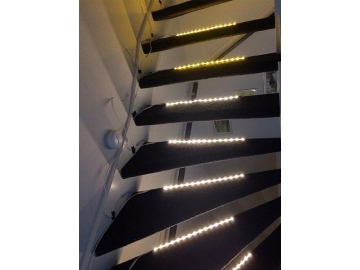 Banda de luz LED con sensor de movimiento para iluminar escaleras