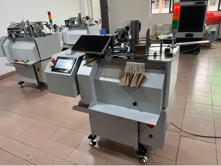 Anudadora automática de etiquetas colgantes (alta velocidad), UM-HE3