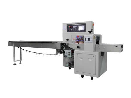 Máquina envolvedora flow pack con sellado inferior