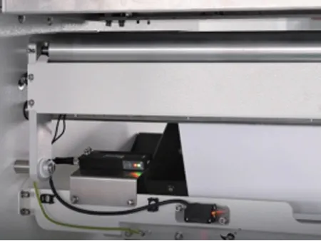 Máquina de impresión digital y corte de etiquetas