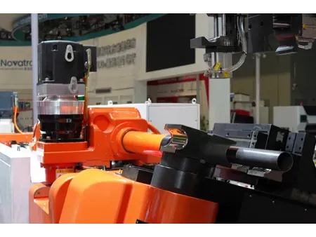Dobladora de tubos CNC multieje