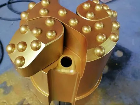 Sistema de perforación con revestimiento concéntrico con alas de pie