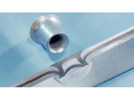 Remachadora autoperforante (SPR)