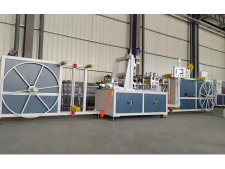 Máquina para fabricación de mangueras planas con salida preinstalada