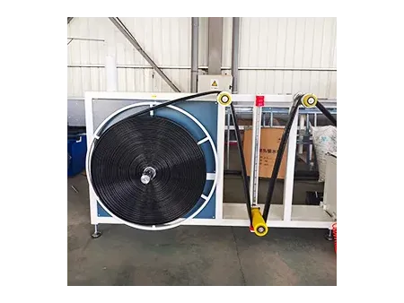 Máquina para fabricación de mangueras planas con salida preinstalada