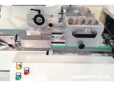 Envasadora horizontal flow pack SF-N sin bandeja para galletas en posición vertical
