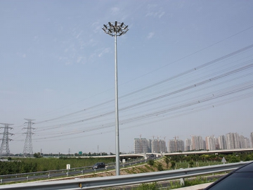 Poste de iluminación de gran altura