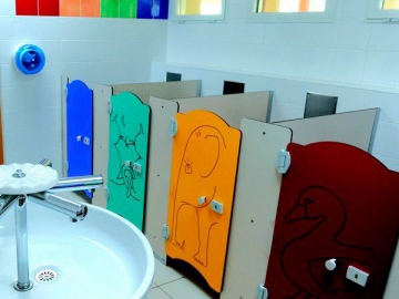 Separador fenólico para baño infantil